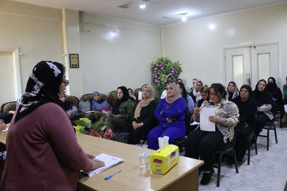 Encûmena Jinan a Dada Civakî roja Pêncşemê korseke danasînê li ser sîstema zagona malbatê, komîteyên lihevanînê û mala jinan bi dawî kir, di çarçoveya kampaneya xwe de ku li gelek bajarên Kantona Cizîrê hate destpêkirin