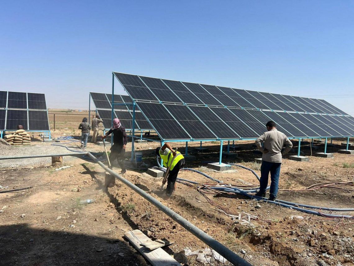Ber bi enerjiya domdar ve.. Sazkirina panelên rojê li Cezîrê berdewam dike