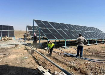 Ber bi enerjiya domdar ve.. Sazkirina panelên rojê li Cezîrê berdewam dike