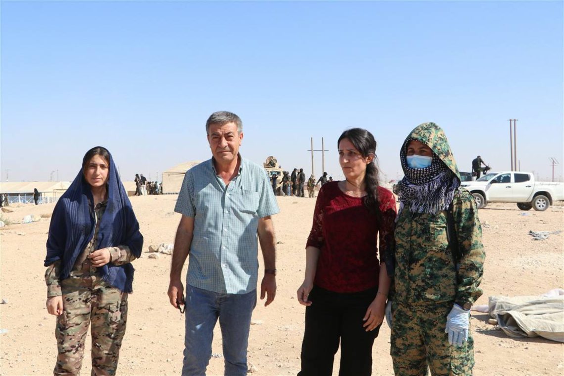 Şandeyek ji Rêveberiya Xweser serdana Kampa Holê dike da ku pêngava “Mirovahî û Ewlehî” bişopîne