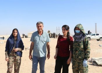 Şandeyek ji Rêveberiya Xweser serdana Kampa Holê dike da ku pêngava “Mirovahî û Ewlehî” bişopîne