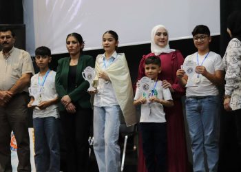 Şahiyek xelatkirinê ji bo zarokên ku di Pêşbirka Navneteweyî ya Artmetîka hizrî de li bajarê Qamişlo bi ser ketin