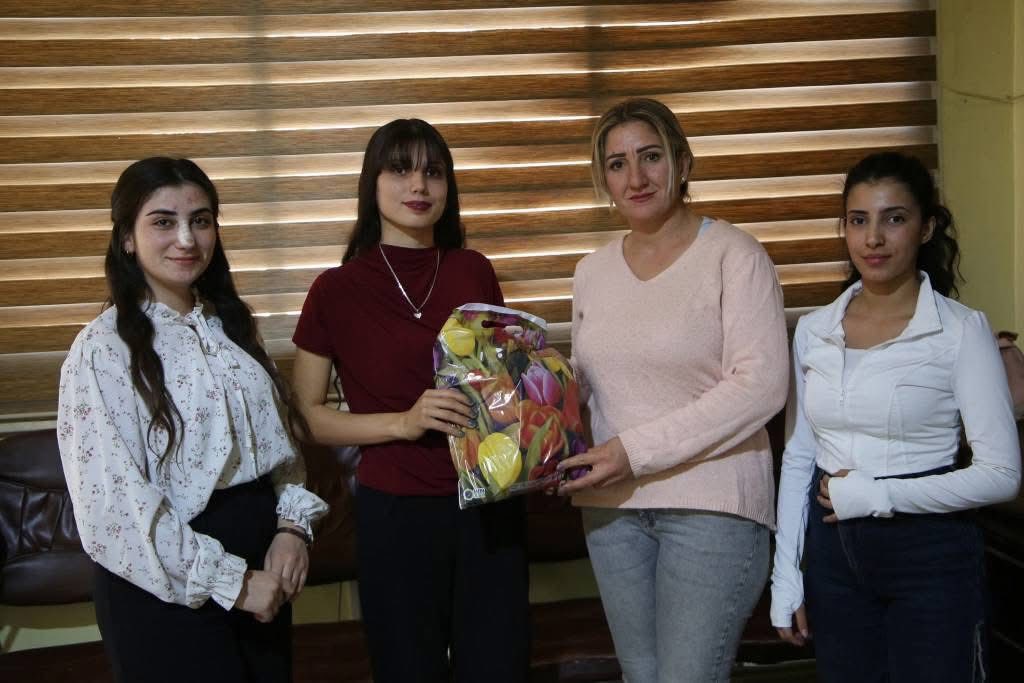 Desteya ciwan û werzîşê jinên lîstikvan xelat kirin