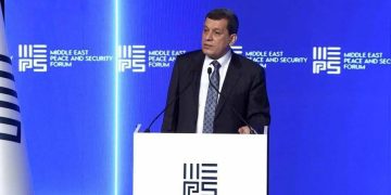 Ebdî û Ilham Ehmed di beşdarbûna xwe ya di Foruma Aştî û Ewlehiyê de gotin: Di Sûriya nû de cihê navendîbûnê tune ye û mafên jinan ji bo aştiya welêt misoger bikin