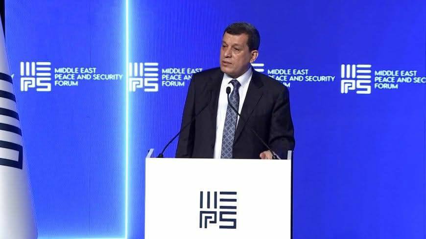 Ebdî û Ilham Ehmed di beşdarbûna xwe ya di Foruma Aştî û Ewlehiyê de gotin: Di Sûriya nû de cihê navendîbûnê tune ye û mafên jinan ji bo aştiya welêt misoger bikin