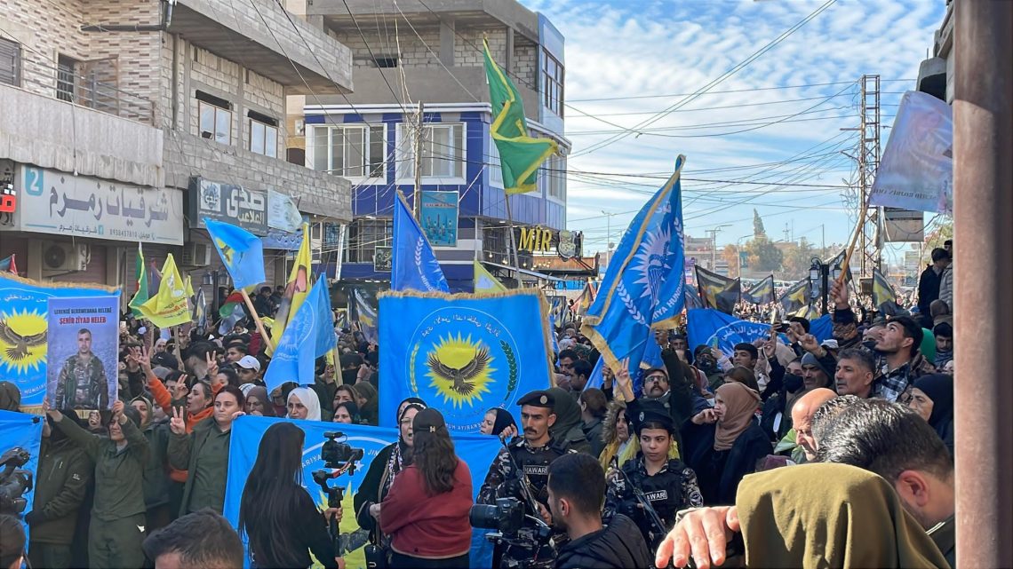 Li Hesekê meşeke girseyî ya piştgiriyê ji bo berxwedana her du taxan û QSD’ê