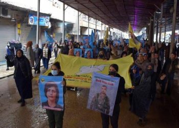 Li Dirbêsiyê meşeke girseyî ya piştgiriya QSD’ê hat lidarxistin