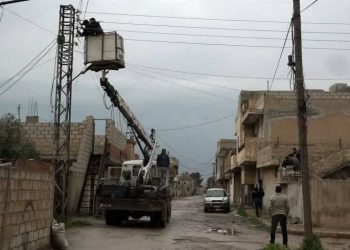 Bi piştgiriya Rêveberiya Xweser Desteya Enerjiyê tora elektrîkê li Zirganê nûjen dike