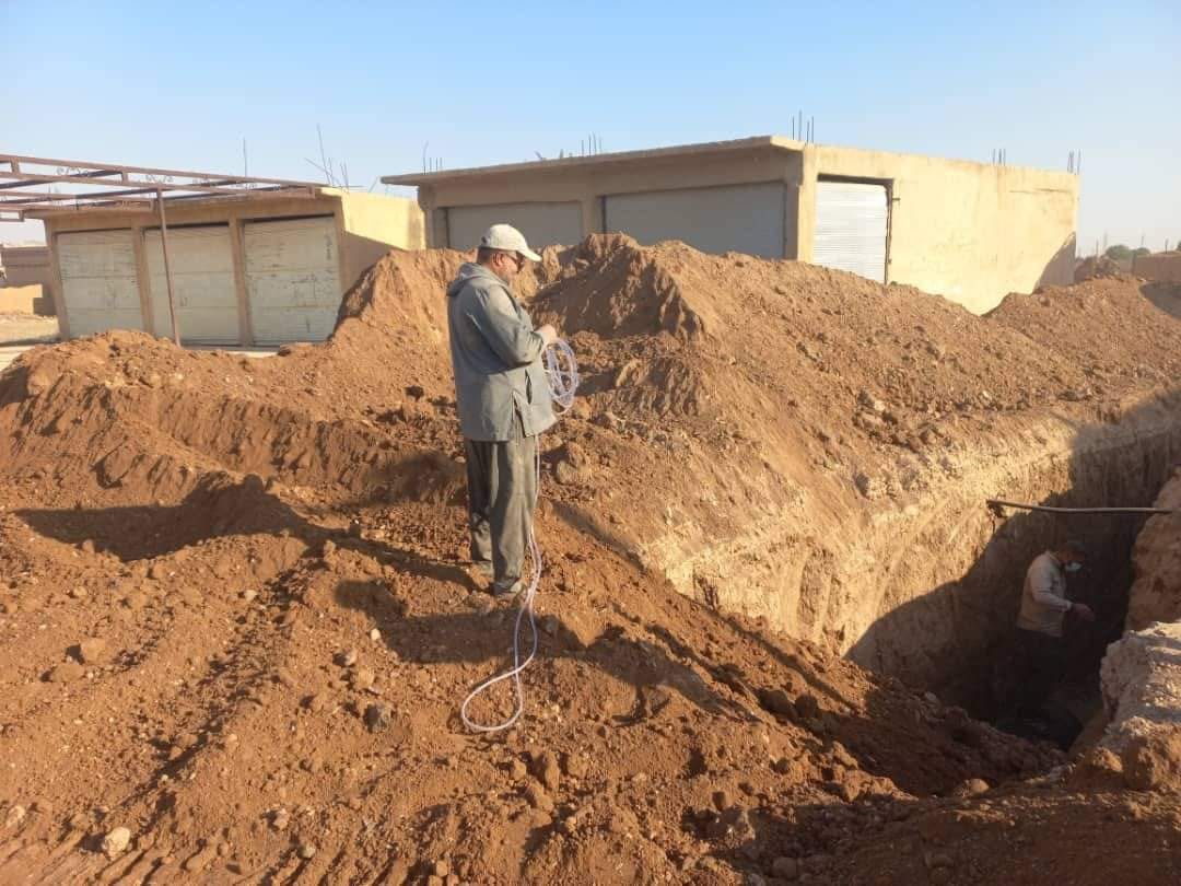 تعمل بلدية الشعب في تل حميس على تمديد شبكة مجرور للصرف الصحي للبلدة