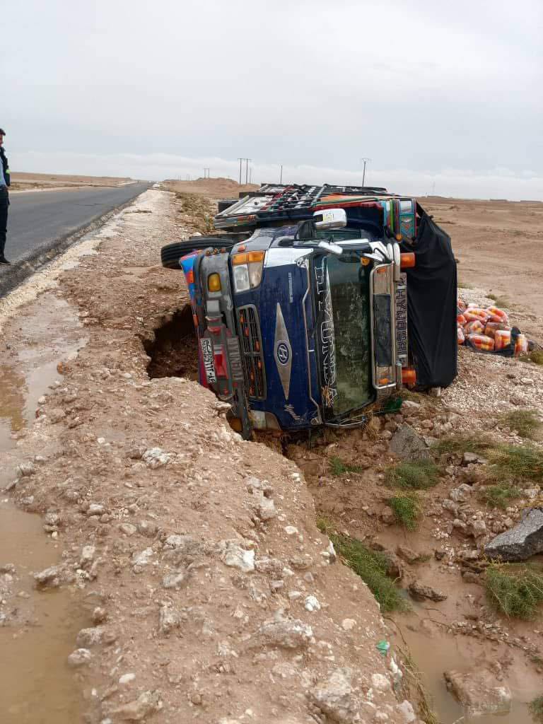 شهد طريق أبيض بين منطقة المكمن وصباح الخير ثلاث حوادث فردية لشاحنات محملة بالبضائع