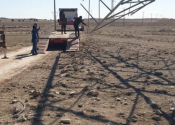 أعمال الصيانة التي تجري من قبل هيئة الطاقة في مقاطعة الجزيرة، على برج 230 مطول المنهار على الخط السادس الرابط بين سد الفرات في مدينة الطبقة والحسكه.