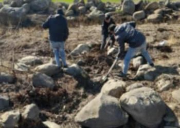 تنظيف وتعقيم نبع المياه قرب مزار الشهداء في ديرك