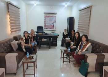 وفد نسائي كتلوني وإسباني يزور مخيم واشوكاني لدعم النساء