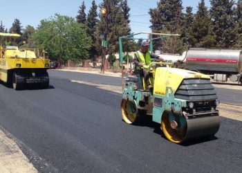 أعمال تزفيت وتأهيل طرق في مدن الجزيرة استعداداً لعام 2025