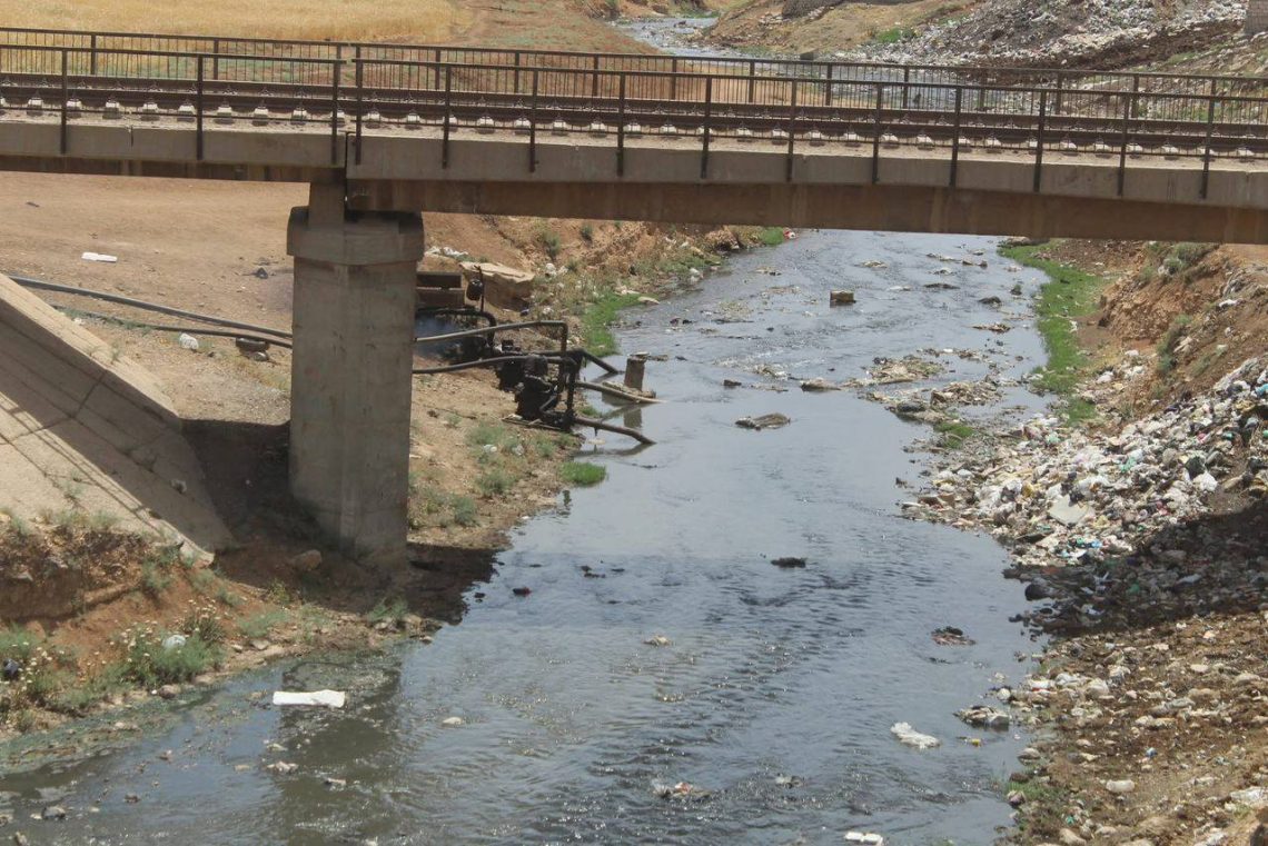 تحذيرات من استخدام مياه الصرف الصحي لري المزروعات على ضفاف نهر الجقجق