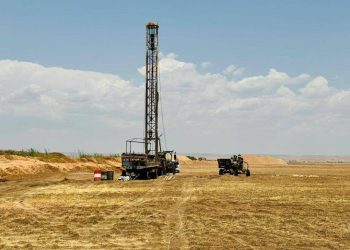 بلدية قامشلو تبدأ تجهيزات حفر 20 بئراً في حي الهلالية