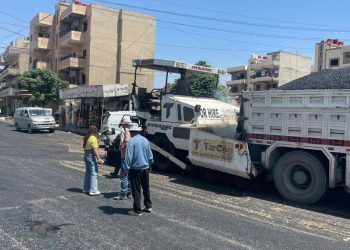 استمرار أعمال التزفيت في شوارع مدينة قامشلو