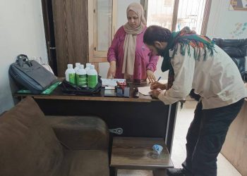 استمرار توزيع مواد مكافحة الحشرات والعقارب في الجزيرة