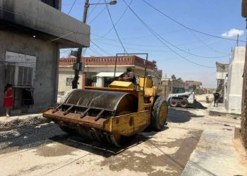 بلدية الدرباسية تُنفذ أعمال ترقيع زفتي في الحارة الشرقية