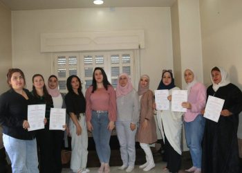 توزيع شهادات المشاركة في دورة الدعم النفسي لأعضاء مكتب حماية المرأة