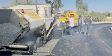 استمرار أعمال صيانة وتأهيل الطرق في قامشلو