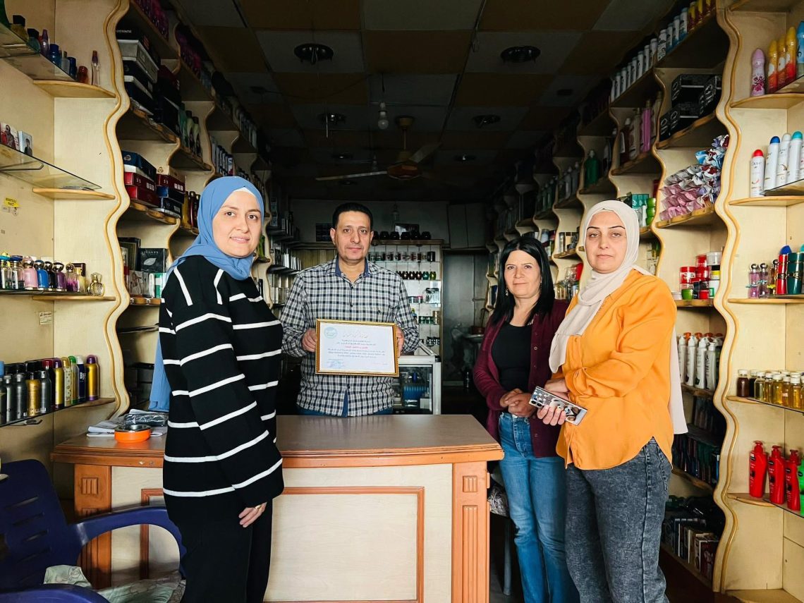 بلدية الشعب في الدرباسية تكرم مواطنين ومحلاً تجارياً لنظافتهم المثالية