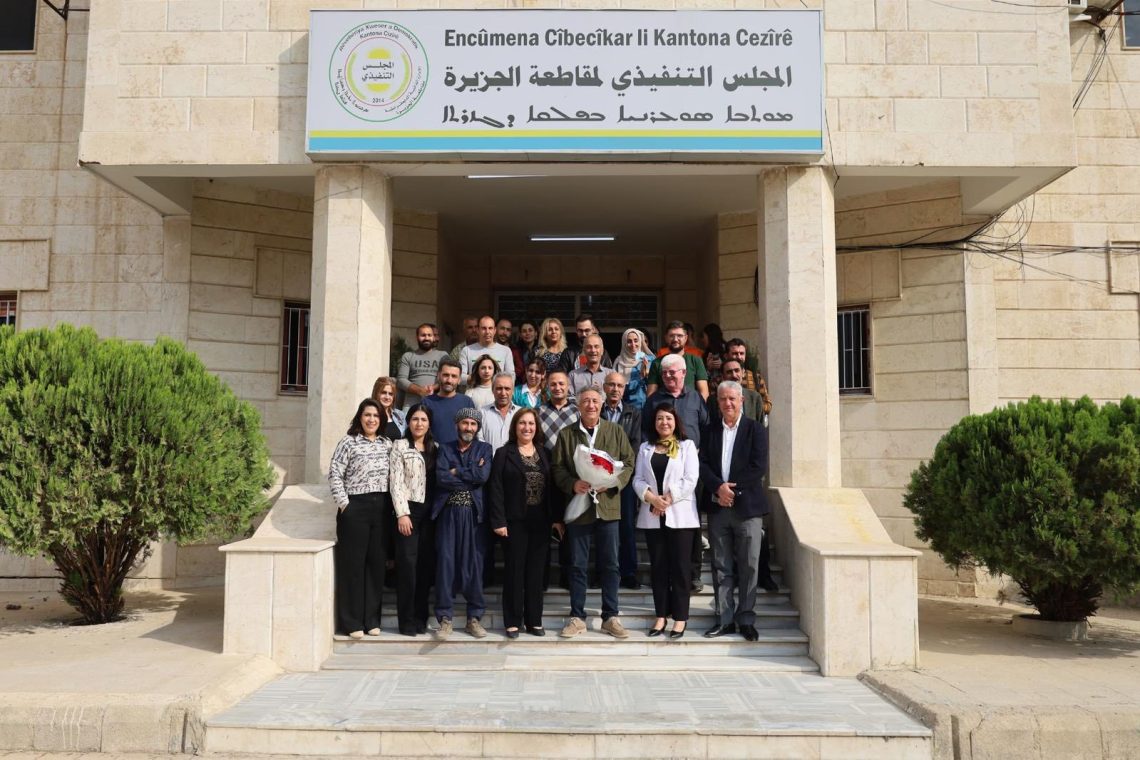 وفد من الفنانين يزور المجلس التنفيذي في مقاطعة الجزيرة لبحث سبل دعم الفن