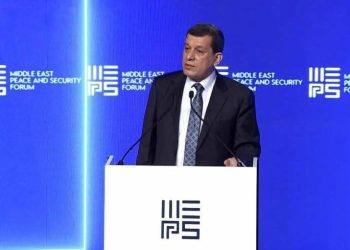 عبدي وإلهام أحمد خلال مشاركتهما في منتدى السلام والأمن.. لا مكان للمركزية في سوريا الجديدة وضمان حقوق المرأة أساس لسلام البلاد