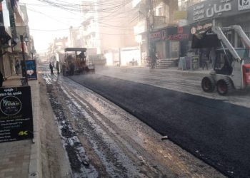 بعد رش مادة MC0… بدء عمليات مد المجبول الزفتي في شارع المفتي بالحسكة