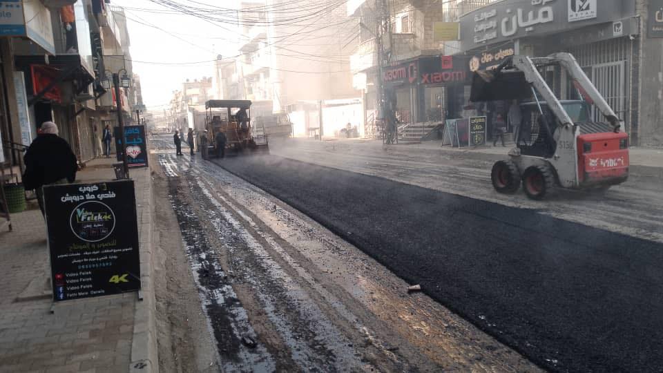 بعد رش مادة MC0… بدء عمليات مد المجبول الزفتي في شارع المفتي بالحسكة