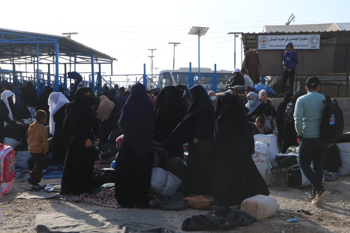 الدفعة 31 الخاصة باللاجئين العراقيين تخرج من مخيم الهول