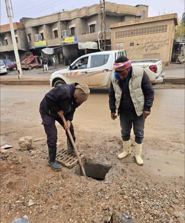 بلدية الشعب في الدرباسية تعزل الفوهات المطرية