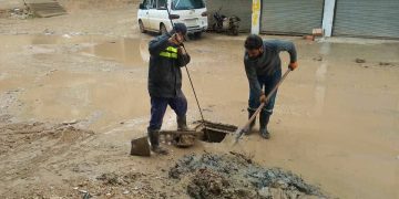 جهود كبيرة تبذل لتنظيف الفوهات المطرية لمواجهة تجمع المياه
