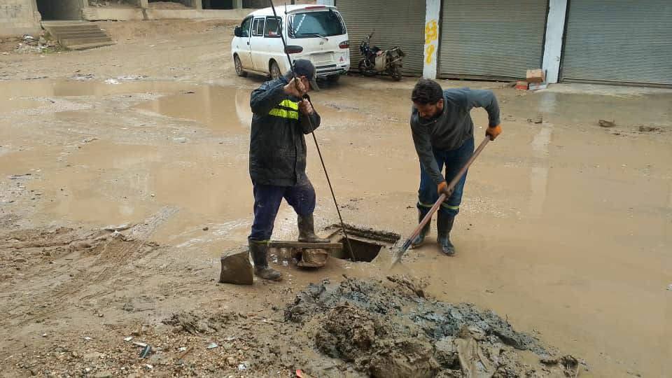 جهود كبيرة تبذل لتنظيف الفوهات المطرية لمواجهة تجمع المياه