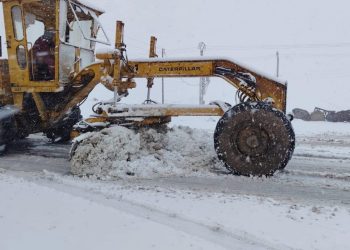 لجنة الطوارئ في مدينة ديرك تتصدى للعاصفة الثلجية وتفتح الطرقات الرئيسية