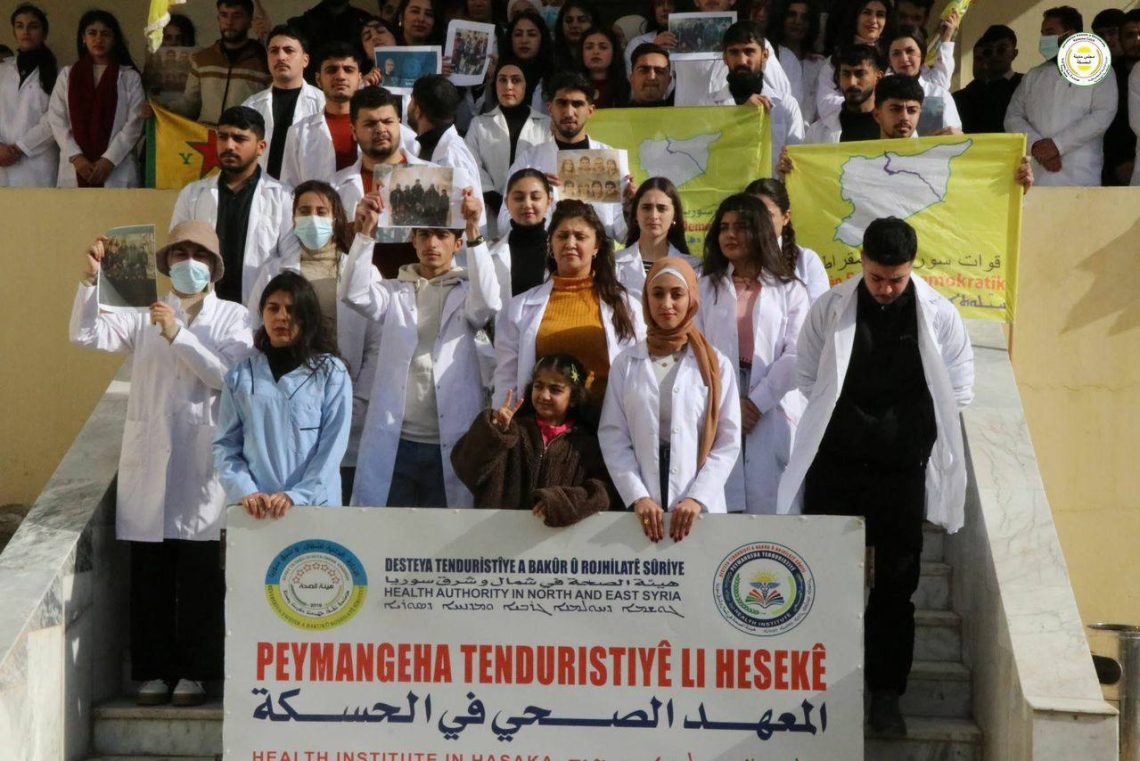 طلاب المعهد الصحي في الحسكة ينظمون وقفة تضامنية مع أهالي شيخ مقصود والأشرفية