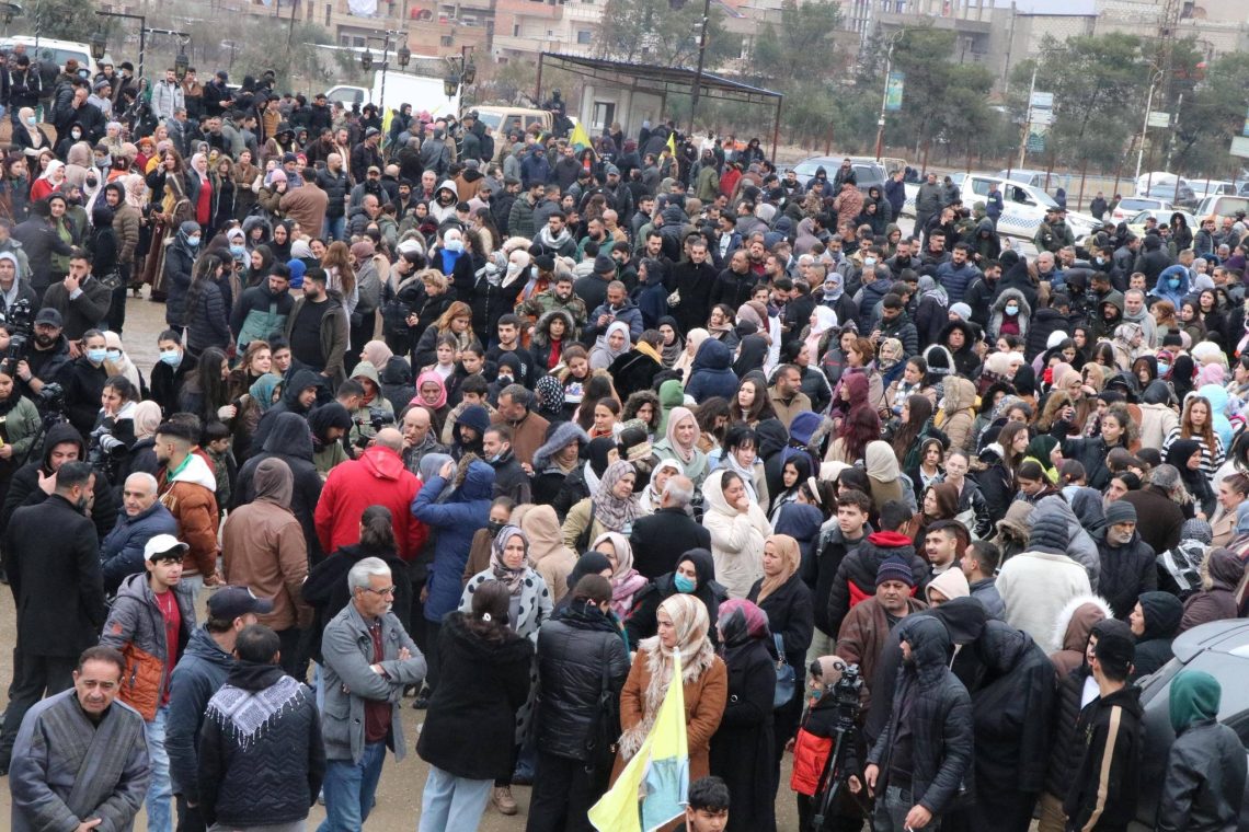 مكونات الحسكة تنظم وقفة احتجاجية تزامناً مع مراسم شهداء الشيخ مقصود